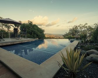 Mountain & Beach Retreat, With Breathtaking Ocean Views - Playa Hermosa - Piscina