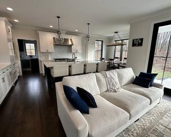 New modern, luxurious home on 2.5 acres. 10 min to Powder Ridge & Middletown. - Durham - Sala de estar