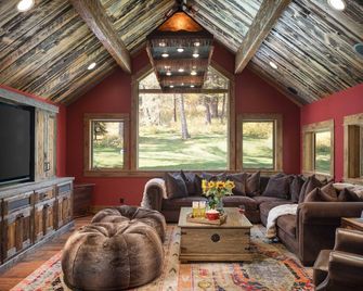 Outpost: Under the Tram - Private Hot Tub - Teton Village - Living room