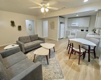 Adorable Cottage-2/1 Temple Tx - Temple - Living room