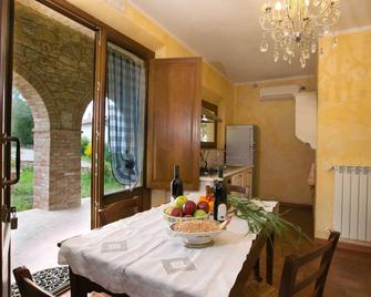 Pretty Farmhouse in Castel del Piano With Terrace - Montenero d'Orcia - Comedor