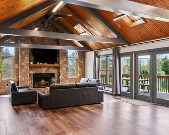 Lakefront Estate On 10 Acres, Heated Pool/Volleyball Court/Soccer Field/Hot Tub - Kunkletown - Living room