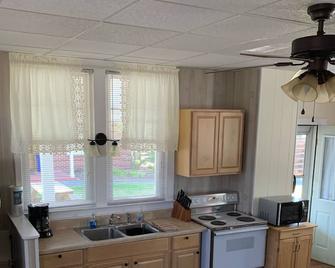 Comfortable Boardwalk Cottage Within Walking Distance of Lake, Beach and Village - Lake George - Kitchen