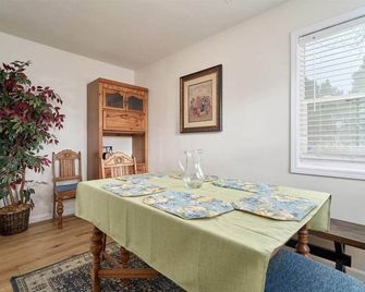 Family 5BR Retreat Sleeps 11 by College, Hospital - Torrington - Comedor