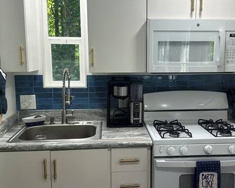Charming cottage in the beautiful Lake Champlain Islands! - South Hero - Kitchen