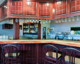 Ramada by Wyndham Nisku Edmonton Airport - Nisku - Bar