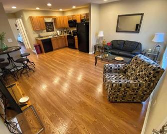Charming and safe 1-bedroom apartment in Elizabethtown with AC and WiFi - Elizabethtown - Living room