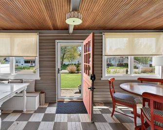 Summersalt Madison: New England shoreline charm 2-3 minutes from private beach - Madison