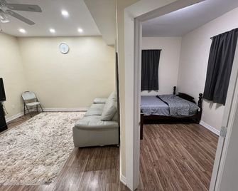 Queen Bed Apartment with Seamless Living & Kitchen - Newmarket - Camera da letto