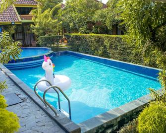 Rumput Hotel Resort & Resto - Yogyakarta - Piscina