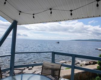 ZaLo House Waterline cabin with Hot Tub Pets - South Hero - Balcony