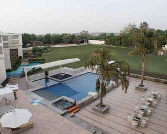 Clark Greens-Airport Hotel & Spa Resort - Nueva Delhi - Piscina