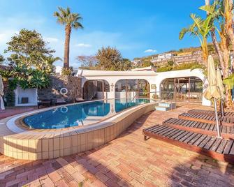Junior Suite with a wide balcony and sea view - Forio - Piscina