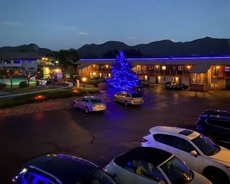 Blue Door Inn - Estes Park - Building