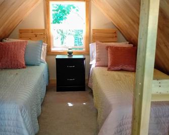 Arched Cabin near Damascus, VA - Mountain City - Bedroom