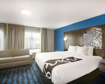 La Quinta Inn & Suites by Wyndham St. Louis Hazelwood/North - Hazelwood - Schlafzimmer