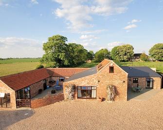 3 bedroom accommodation in Mumby, near Anderby Creek - Alford - Building