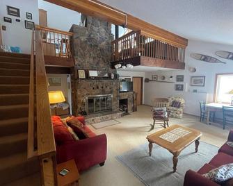 Spacious Family Cabin on tree lined property w/ Mount Hood & Mount Adams views! - Parkdale