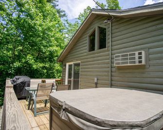 Peaceful wooded setting - Short Walk to Downtown! New Hot Tub and Roku tv. - Helen - Patio