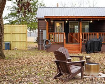 New! Private 4-Acre Cabin: Hot Tub & King Bed Near Lake Murray & Casinos. Clean! - Ardmore - Terasa