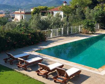 The House of Gratitude - Poolside Retreat - Loutra Oreas Elenis - Piscina