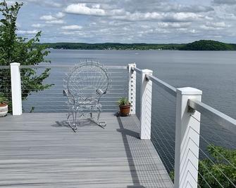 The Halcyon House of Saratoga Springs on Saratoga Lake - Ballston Spa