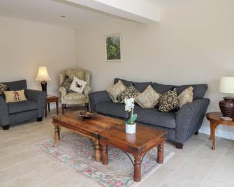 Monument View, Family Friendly, With A Garden In Hawkesbury Upton - Badminton - Living room