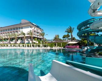 دبل تري باي هيلتون أنطاليا كيمر امل جٕنكلسيف ريزورت - كمر - حوض السباحة