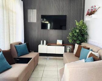 Stunning pool house short distance from the beach. Best place to relax! - Puerto Cortés - Sala de estar