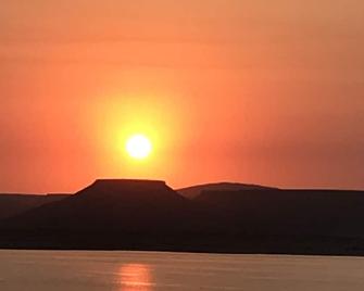Captain's Quarters: Home on 1/2 acre, pets okay, circle drive, new Trex deck. - Elephant Butte