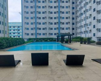 Luxurious Condo in Quezon City with Private Pool and City Views - Manila