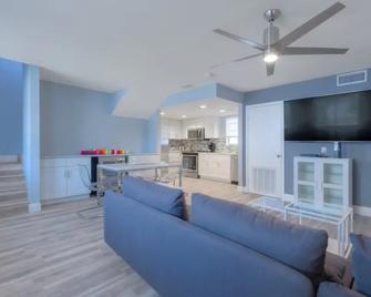 A Wave From it All Oceanview 2nd Level Patio - Jacksonville Beach - Wohnzimmer
