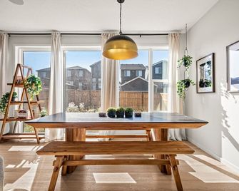 Luxury 7 Bedroom House with Karaoke Sound System and 100 Inch Projector - Balzac - Dining room