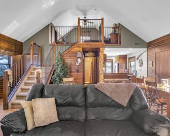Rustic Cottage Retreat - Kearney - Living room
