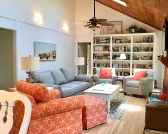 Oceanwoods 3bd/2bth w/ Enlarged Screen Porch, WiFi, updated! - Kiawah Island - Sala de estar