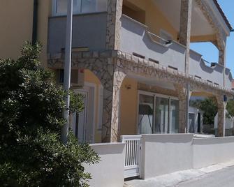 Studio apartment near the sea - Vir - Gebouw