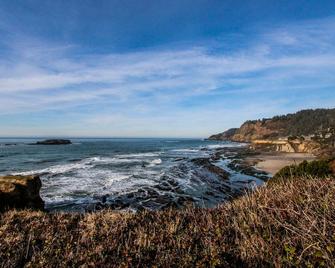 Dog-Friendly, Oceanfront Cottage with WiFi, Firepit, Beach Trail - 水獺岩 - 海灘