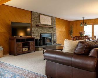 Large Family Cabin Near Lake Charlevoix w/ Hot Tub, Pool & Game Room. Sleeps 13 - East Jordan - Living room