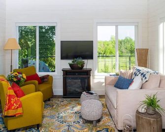 Marion Lake Tree House - Perham - Living room