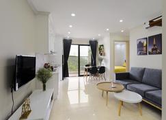 Mon Homestay Ha Long- View Sea & Sunwheel - Ha Long - Living room