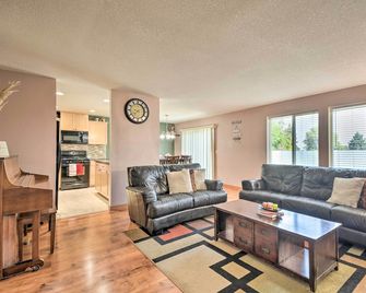 Welcoming Medford Home Near Parks and Downtown! - Medford - Living room