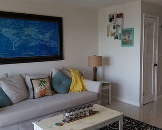 Relax To The Sound Of The Ocean As You Fall Asleep - Freeport - Living room