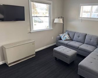 Rainy River Rentals Cabin 1: Private dock Minutes to Lake of the Woods - Baudette - Living room