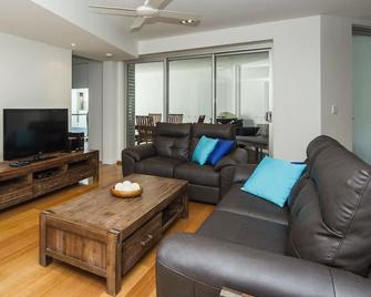 Maggies Beachfront Apartment 4 - Magnetic Island - Living room