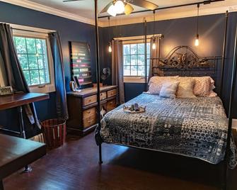 Lux Holiday Retreat W/ Fireplace/Outdoor Dining - Decatur - Bedroom
