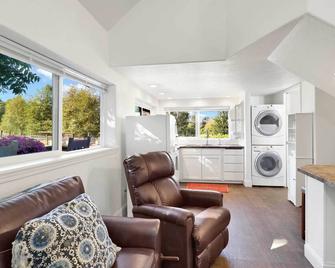 Cozy Ferndale Studio on 20-Acre Working Farm! - Ferndale - Living room