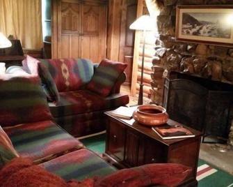 Highland Homestead, beautiful mountain views with river access, near Yellowstone National park! - Wapiti - Living room