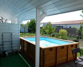 Independent Studio on large plot, 2 people near downtown & beach - Royan - Piscine