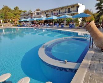 Lintzi Hotel - Arkoudi - Piscina