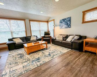 Pacific City Serenity: Walk to Beach, Pelican Brewery & Iconic Cape Kiwanda - Pacific City - Living room